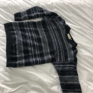 Stickad tröja - Blå stickad tröja i pure new wool, storlek M