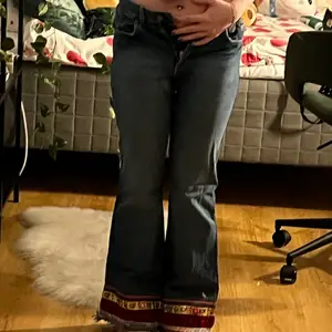 Säljer dessa skitcoola jeans i strl xs då de tyvärr inte kommit till användning. Midwaist med med jättefint paisleytryck nere vid fötterna, perfekt längd för mig (161cm)