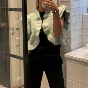 Grön kofta zara - En grön stickad kofta/väst från zara som är så snygg, endast använd 1 gång, så nyskick. Sälja inte längre och är superfint till både klänning och byxor. Strl S. Lånad bild🥰💞