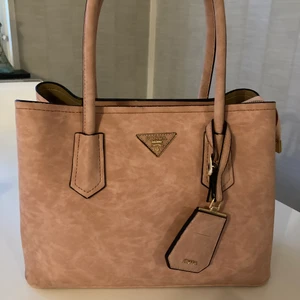 Puderrosa väska ny - Vacker väska i puderrosa , använd några få ggr och i nyskick. 399kr plus ev frakt 66kr spårbart