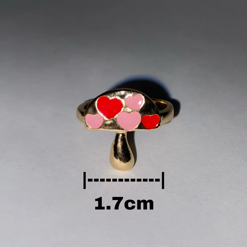 Silverring i form av en svamp med rosa och röda hjärtor.. Accessoarer.