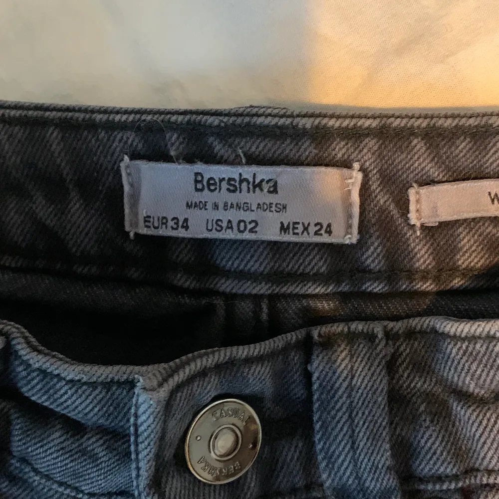 Snygga jeans från bershka ⚡️ säljer pga ingen användning⚡️ bra skick men hålen har töjts lite💕. Jeans & Byxor.