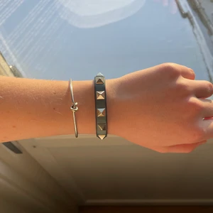 Valentino rockstud armand -  BUDA OM DU ÄR INTRESSERAD!!                              Säljer mitt äkta rockstud armband från valentino i bra skick, med originalbox och bevis.                                färgen är en jättefin blå/grå som inte finns att köpa längre💞                                                                          nypris ca 200€ men säljer för 1000kr❤️❤️.                            