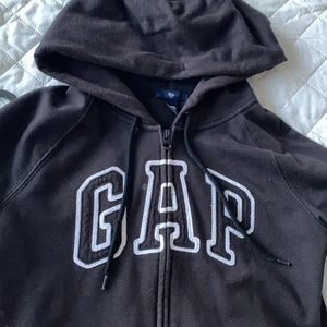 Gap tröja - Säljer den här såååå fina gap tröjan eftersom jag inte använder så mycket!! Jag har använt den ganska mycket men den är i bra skick! 