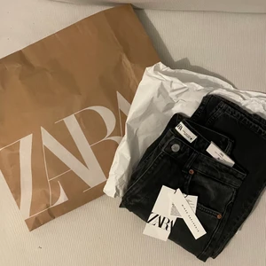 ZARA JEANS ZW THE MID WAIST STRAIGHT  - De populära zara jeansen, slutsålda på hemsidan.               Helt oanvända!