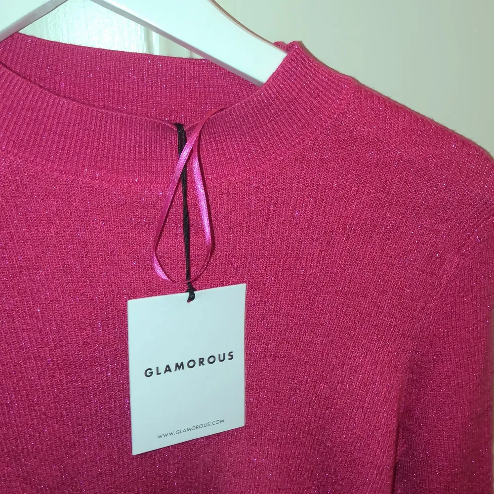 Stickad glittrig rosa tröja. Storlek EU 38 så passar medium/small. Helt oanvänd. Toppar.