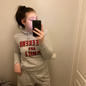  Hoodie  - En grå weekend and chill hoodie som jag säljer för att den är för liten för mig. Använt många gånger när den passade mig men nu ligger den bara och skräpar i min garderob. 