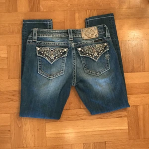 Miss me jeans  - INTRESSEKOLL på mina jättesnygga lågmidjade miss me jeans! Superbra skick och passar hyfsat bra på mig i längden som är ca 170! Om många blir intresserade blir det budgivning och säljer endast för bra pris! Köparen betalar frakten :) 
