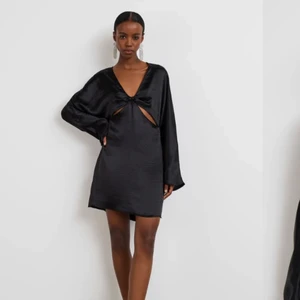 Sidenklänning  - Jättefin klänning från Gina Tricot, som tyvärr inte kom till användning. Helt oanvänd, lappen kvar, storlek M☺️ (nypris 599kr)