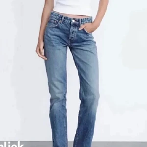 Zara mid rise jeans  - Säljer dessa super fina zara jeans som är i straight fit och är midrise💕💕💕 Nästan aldrig använda så dom är i väldigt bra skick! Skulle säga att dom passar storlek 32,34 och 36 beroende på hur man vill att de ska sitta. Buda privat!