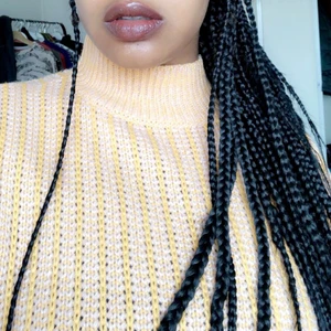 Turtleneck stickat tröja - Randig, texturerad tröja med ståkrage 