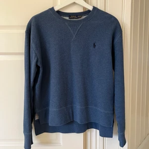 Ralph Lauren sweatshirt - Blå sweatshirt från POLO Ralph Lauren. Fint skick! Säljer då den helt enkelt inte får plats i min garderob :(