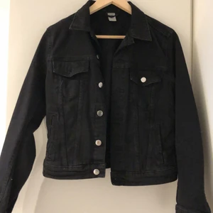Jeansjacka från H&M - Säljer of av att den inte kommer till användning längre. Storlek 36 och är lite tight, men skulle säga att den hade passat 34 också beroende på hur man vill att den sitter🌼 lätt att styla och skön o ha till sommaren!! Skriv för mer bilder eller frågor💛