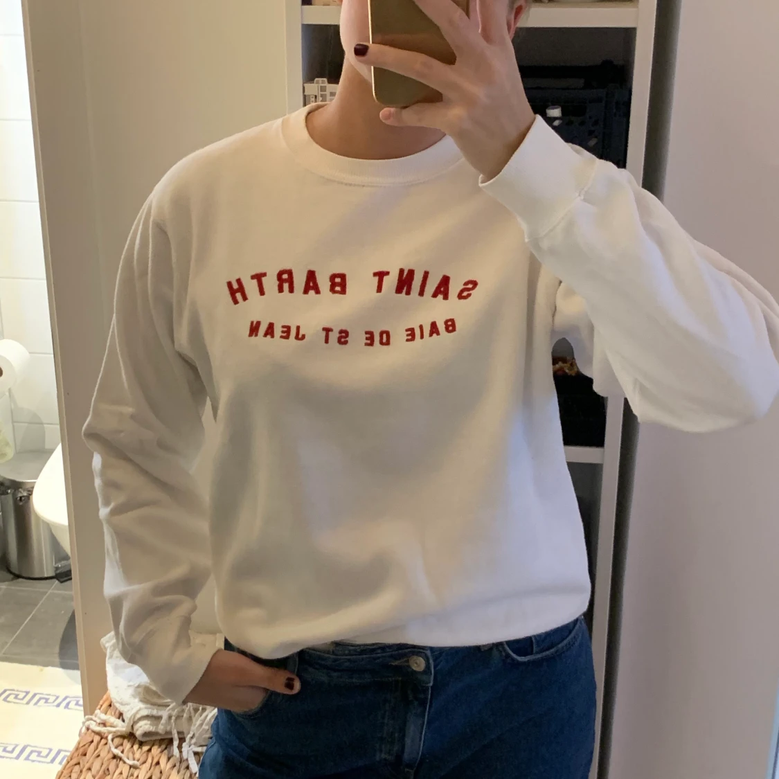 Vit sweatshirt med röd text