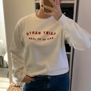Vit sweatshirt med röd text - 🤍 tröjan är one size men passar bra på mig som är M/L