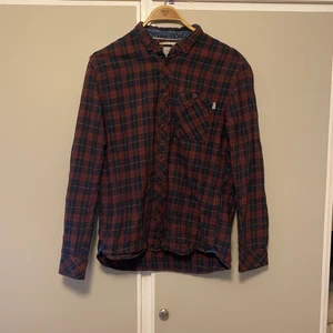 Rutig skjorta M - Flyttrensar- Säljer massa med plagg till billiga priser!!! Samfraktar så kolla mina andra annonser. Frakt efter paketets vikt, ansvarar ej för postens hantering av paket. Hör av dig vid frågor :)