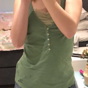 Grön lee tröja  - Vintage lee topp, är i bra skick utan några skador. Står på lappen att den är i storlek large men den passar bra för mig som är xs/s toppar. Säljer den då den inte kommer till användning längre. Kommer ha budgivning men vill man köpa direkt är priset 130kr💚