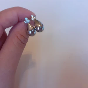 FINA ÖRHÄNGEN MED DIAMANT - FINA ÖRHÄNGEN MED DIAMANT, hela & fina men behövs nya pluppar. Djur & rökfritt hem 