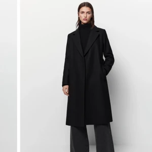 Kappa, Massimo Dutti - Superfin svart ullkappa med knytband runt midian i storlek 36 från Massimo dutti. Använd ett fåtal gånger och ser ut som ny. Kan hämtas norr om Stockholm, alternativt mötas upp eller fraktas (köparen står för frakten). Skriv privat för fler bilder. Nypris: 2500kr. Mitt pris: 700kr. Priset kan eventuellt diskuteras.