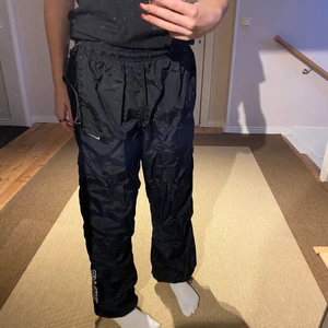 Nike trackpants - Asfeta trackpants från Nike. Strl L (barnstorlek) men passar mig (oversized) som vanligtvis har S eller M. Går att dra åt både i midjan och vid fötterna. 