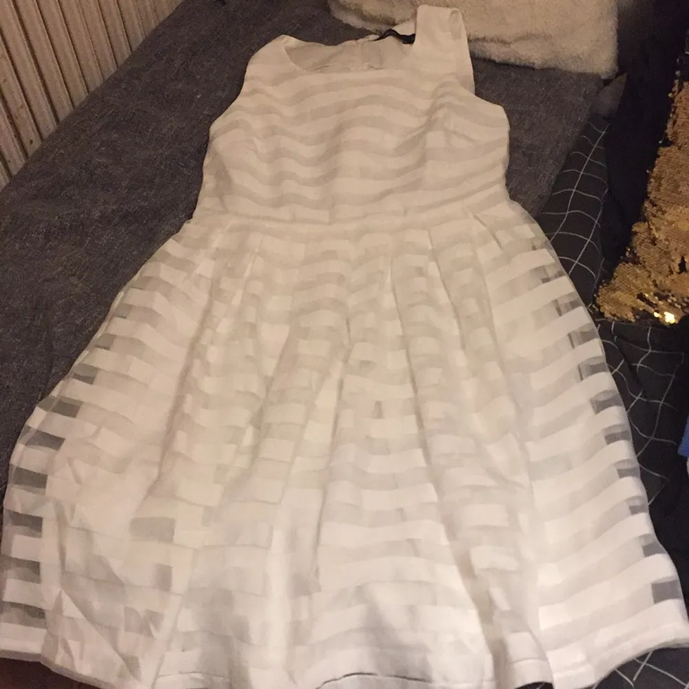 Jättefin vit klänning hämtas i Eslöv. Klänningar.