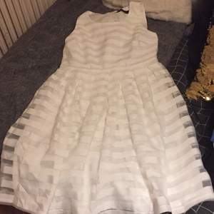 Jättefin vit klänning hämtas i Eslöv