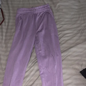 Lila mjukisbyxor  - Lila mjukisbyxor köpta från ASOS. Mudd vid ankeln, tunt tyg. 