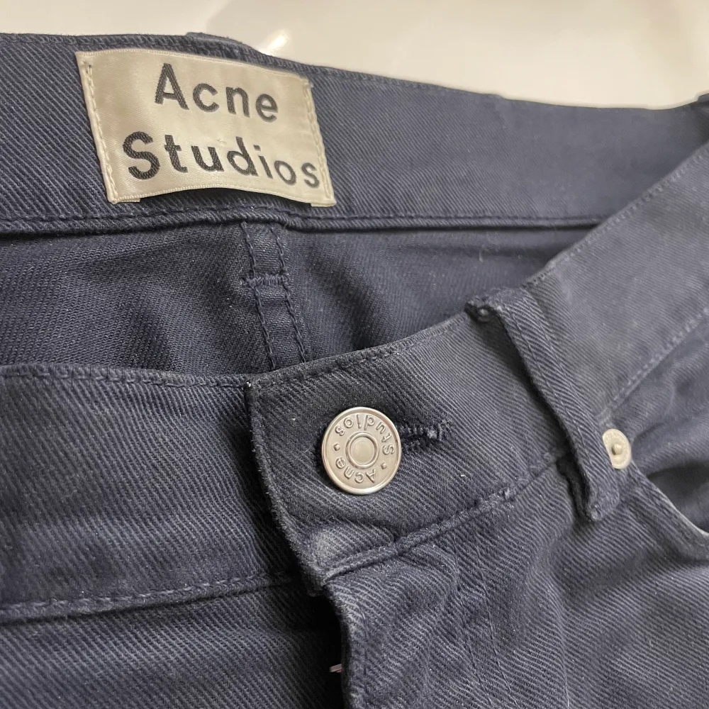 Supersnygga mörkblå Acne-jeans i storlek 32/32. Mycket bra skick!. Jeans & Byxor.