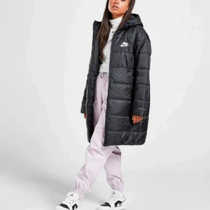 Nike 'Swoosh' Vinterjacka [Stl. XL] - Helt ny vinterjacka som aldrig kom till användning, därav är prislapp m.m kvar på jackan. Finns i Göteborg  men kan skickas mot att köparen står för frakt. Nypris vid inköp (ca 2mån sedan); 1400kr. Kan g ner I pris vid snabb affär.