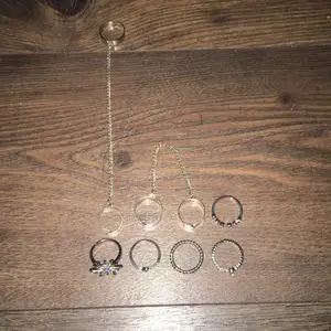 9st Silver ringar, 4 ringar har kedjor i mellan dom och 5 andra har olika detaljer på sig! Kan hämtas i Timrå eller betala frakt! :)