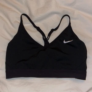 Nike träningsbh / träningstopp strl S - Träningstopp / träningsbh svart från Nike strl S, perfekt nyskick!💖