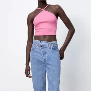 Zara topp rosa - Säljer denna fina oanvända ribbade topp från zara i storlek M, skulle säga att den passar S också då den ”drar ihop sig” typ. Älskade modellen men säljer för den inte riktigt passade mig. Säljer för 80kr + frakt 😊