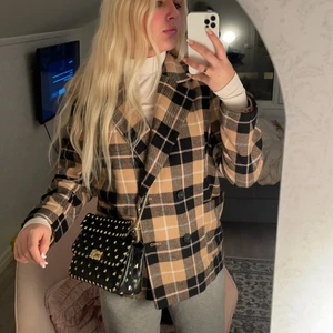 Kappa  - Säljer denna sjukt sjukt snyggt mönstrade kappa från hm i st M. Nyskick men säljer då jag köpt ny kappa. Lite Linn Ahlborg stil. Sjukt snygg! 