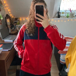 Adidasjacka  - En snygg funktionsjacka!! Köpt på humana med fläckarna (kanske färg-stänk för de går inte bort i tvätten) men de syns knappast när man har på sig jackan!🤠