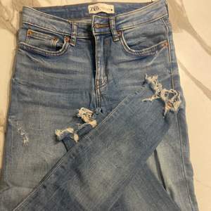 Snygga slitna jeans från Zara i storlek 34✨