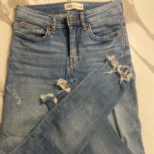 Slitna jeans från Zara - Snygga slitna jeans från Zara i storlek 34✨