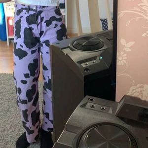 Lila mönstrade byxor strl XS  - Ny skick❤️ sitter bra på mig som är 165 lång❤️, bra passform❤️, fina färger❤️ priset ligger på 140kr (går att sänka om man vill), (om de många som vill köpa får ni buda)❤️ jag står för frakten❤️