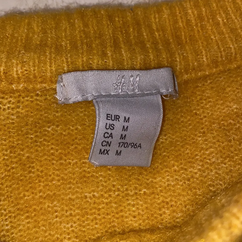 En jätte fin stukad gul tröja som man kan ha som finkläder men endå en jätte mysig tröja man kan slappa i. Köpte den för 400kr och nu säljer jag den för 100kr. Tröjor & Koftor.