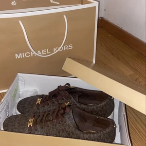 Michael kors sneakers  - Hej! Säljer mina ”helt nya” Michael kors sneakers då jag inte har någon användning av de alls. Köpte de för 4 månader sen, använd 3 gånger. Dom är i strl 39, De är även jätte fina och passar till många olika stilar. Jag har både skolådan,påsen och kvittot kvar. Kan hämtas upp i Huddinge:) jag vill helst att man betalar med kontanter men swish funkar också.  Hälsningar Sara