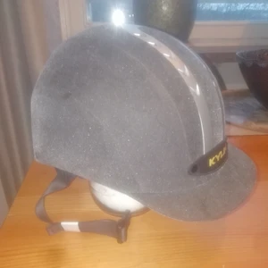 Ridhjälm KYLIN  - Ridhjälm KYLIN i nyskick och använd i gång i princip fortfarande som som ny. Fler bilder kan skickas vid intresse. STORLEK : 53 ORDINARIEPRIS: 1.129:-/ST (Hämtas helst, men kan även skickas med.📦💌🛍️