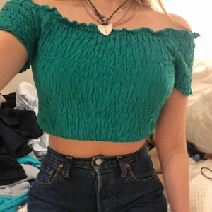 Topp - Gullig topp som ser ut som bild två men jag viker alltid in den och har som på bild 1❤️ osäker på vad frakt kostar