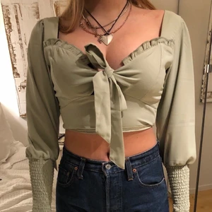 Blus - Blus man knyter vid bysten så går att ha den på flera vis🥰 osäker vad frakt kostar så vid intresse går jag och väger på posten❤️