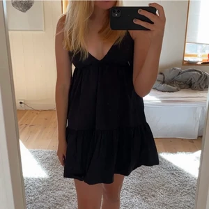 Klänning - Säljer denna populära zara klänningen då jag inte använder den, frakt på 48kr- spårbar 66kr 