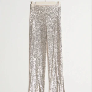 Paljettbyxor  - Skitsnygga paljettbyxor som jag tänkt ha på nyår, men som tyvärr inte passar mig. De har alltså aldrig blivit använda utan bara testade en gång. Prislappen finns kvar och orginalpriset ligger på 500kr. Perfekta för nyår eller fest 🪅 (Bild 1 och 2 är lånade)  