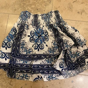 Säljer jätte fin och trendig volang kjol - Nu säljer jag min superfina volang kjol från hm. Jag säljer den för att jag håller på att rensa ur min garderob. Köparen står för frakt. Start bud ligger på 100 men priset går att diskutera💘💘💘💘 Den är väldigt stretchig så skulle säga att den passar xs-L 