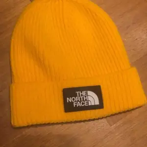 Enkel North Face mössa, Aldrig använd föll mig inte i smaken, pris kan diskuteras.