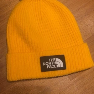The North Face mössa, gul. - Enkel North Face mössa, Aldrig använd föll mig inte i smaken, pris kan diskuteras.