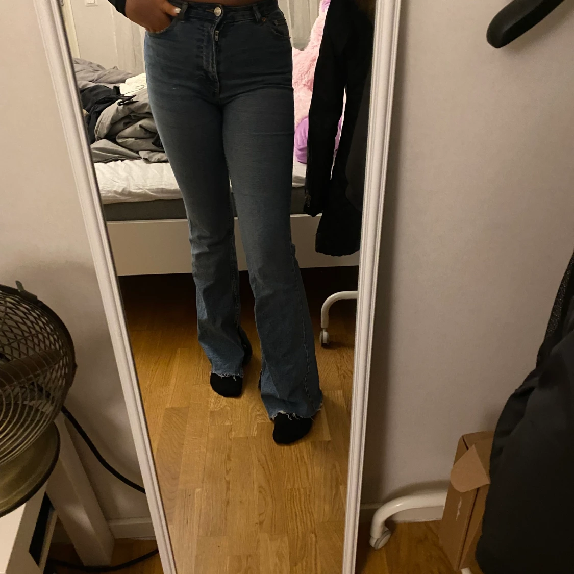 Utsvängda jeans med slits 
