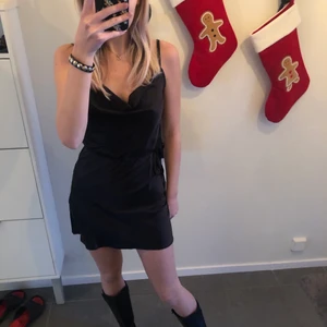 Svart klänning i silkes material  - Jätte fin klänning perfekt till nyår! Aldrig använd 