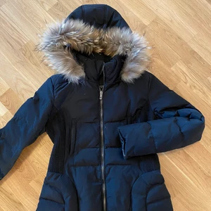 Jacka päls luva  - Säljer svart jacka med päls luva då den inte använts ännu!  Passar både Small och MEDIUM.